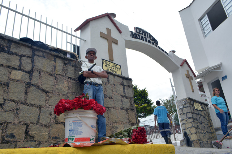 A venda de flores no Cemitério São João Batista (Foto: Henrique Pinheiro)