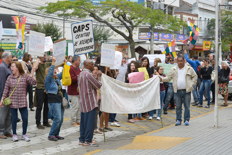 O protesto realizado na terça em frente à prefeitura (Foto: Henrique Pinheiro)
