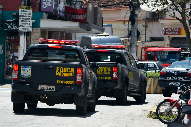 Carros da Força Nacional no Paissandu (Foto: Henrique Pinheiro)
