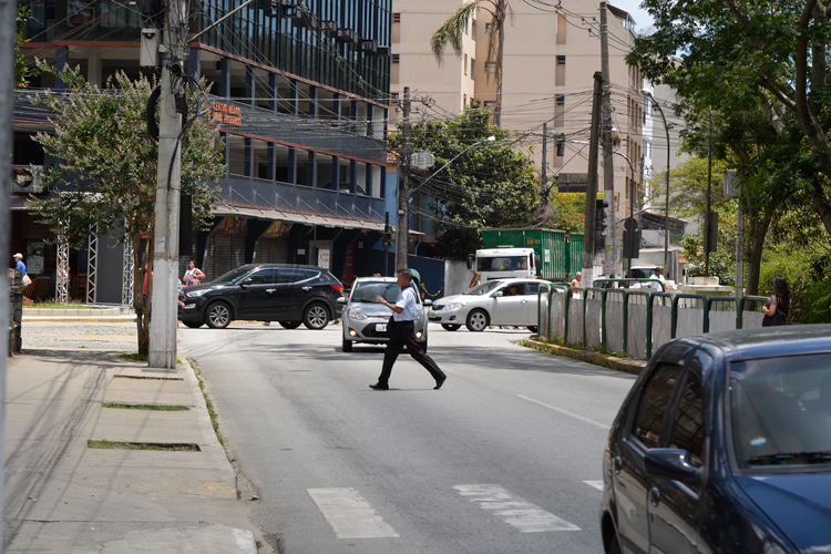 Pedestre ignora a faixa de travessia na Avenida Galdino do Vale (Fotos: Henrique Pinheiro)