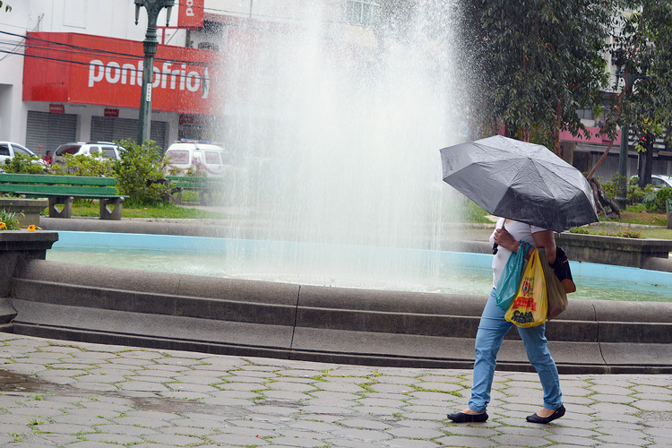 Chuva no chafariz da Praça (Foto: Henrique Pinheiro) 