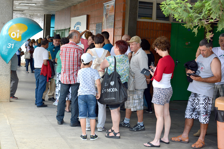 A fila no posto (foto: Henrique Pinheiro)