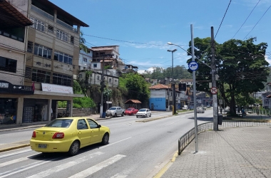 Em alguns pontos da cidade os postes metálicos para sustentação dos novos semáforos já foram instalados  (Foto: Alerrandre Barros)