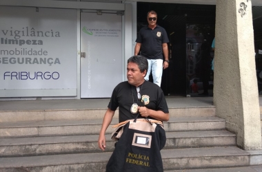 Federais deixam o prédio onde funciona a Secretaria de Saúde (Foto: Guilherme Alt)
