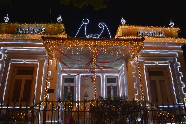 Árvore de Natal Decorada - Iluminada com Energia Solar