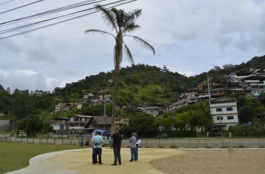 Os técnicos no local por onde começará o plantio (Foto: Leo Arturius)