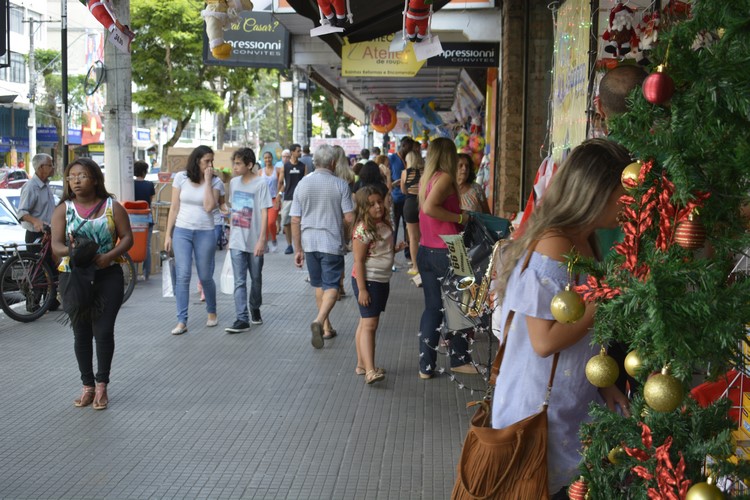 Consumidores nas ruas às vésperas do Natal (Arquivo AVS)