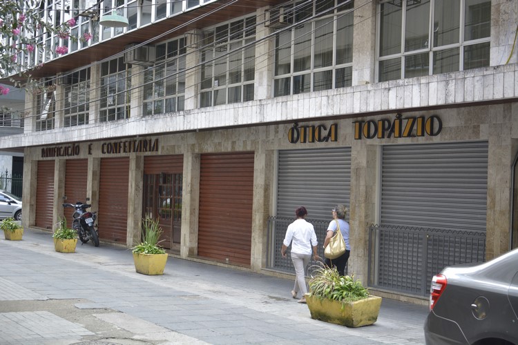 Lojas fechadas ao longo da Rua Portugal (Fotos: Henrique Pinheiro)