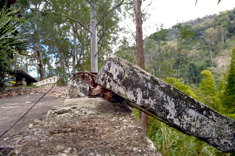 Mureta de proteção caída: retrato do abandono do local (Foto: Henrique Pinheiro)