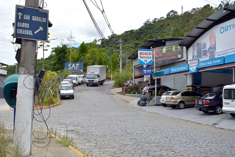 A estrada sinuosa e cheia de problemas (Fotos de Henrique Pinheiro)
