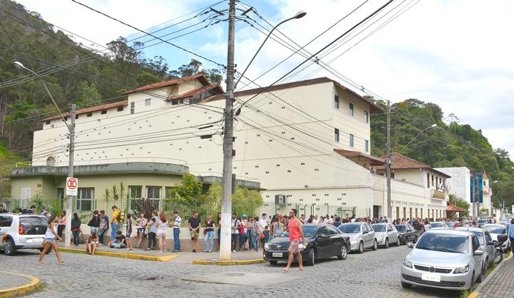 A fila da vacinação dobrando esquinas no Suspiro (Foto: Henrique Pinheiro)