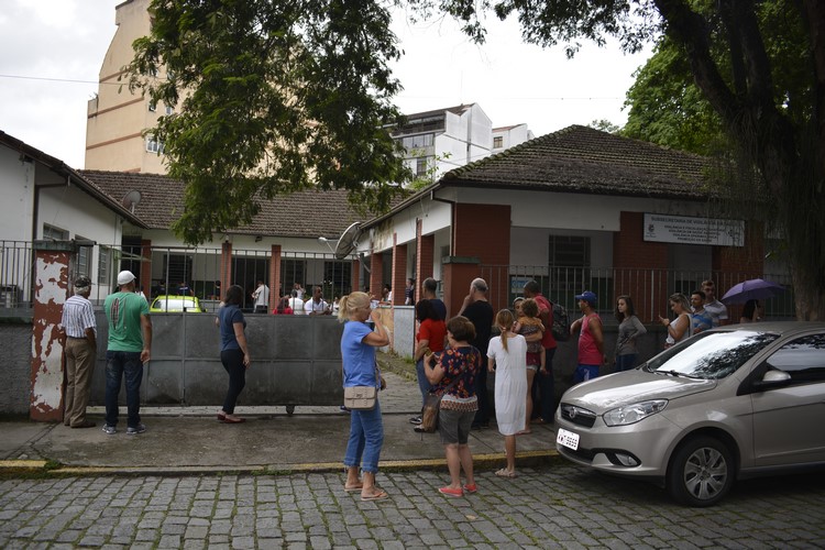 O movimento na sede da Vigilância em Saúde, na Rua Augusto Cardoso, pela manhã (Foto: Leo Arturius)