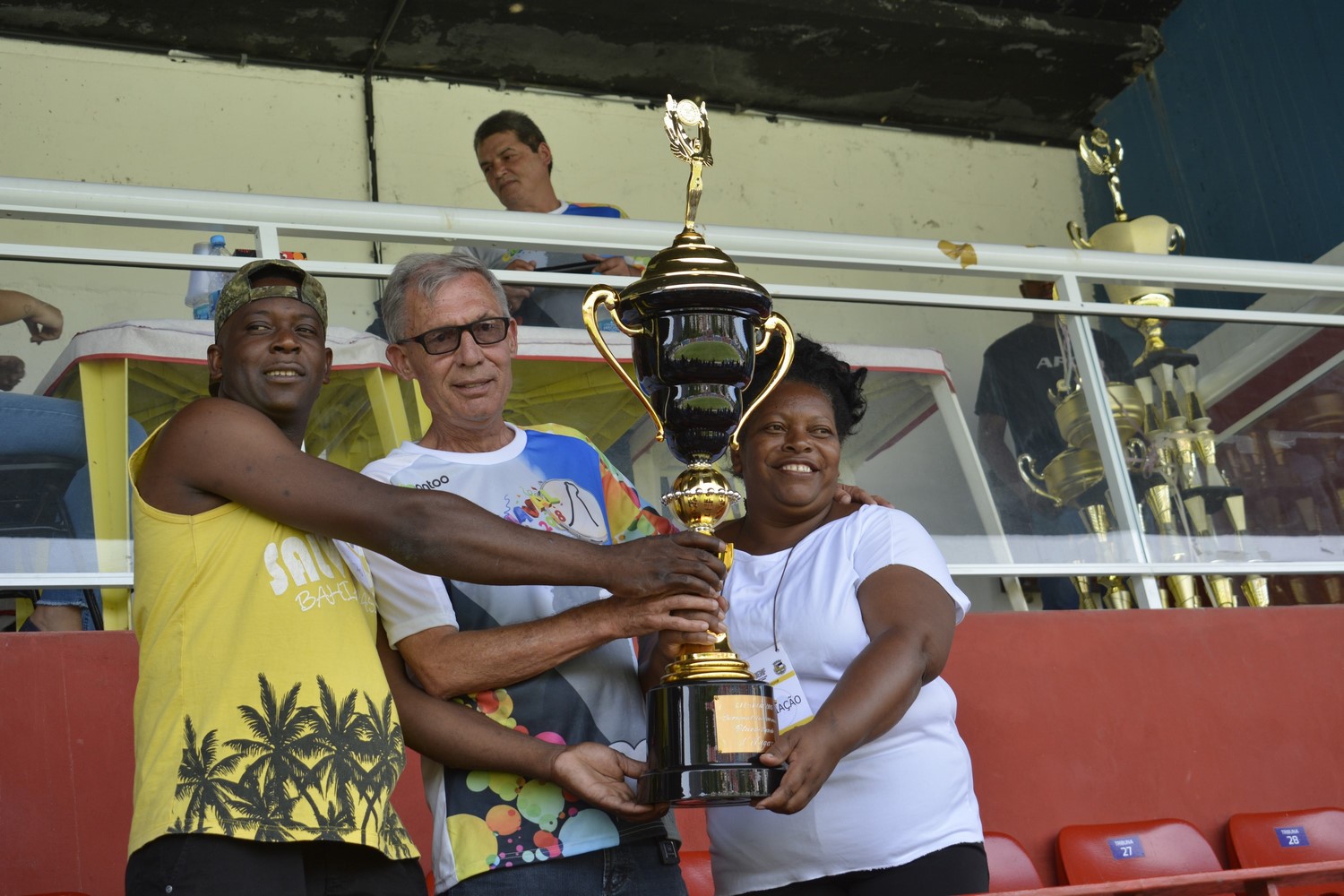 A diretoria do Bola Branca ergue o troféu da vitória (Foto: Henrique Pinheiro)