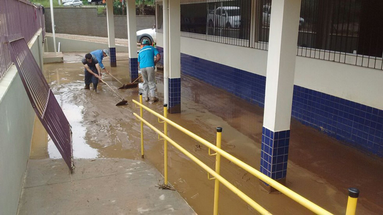 A inundação na a Escola Municipal Alcides Francisco Brantes (Foto: Alex Almeida/ Inter TV)