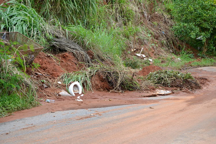Barreiras que deslizaram no Catarcione com as chuvas da última quinta (Foto: Henrique Pinheiro)