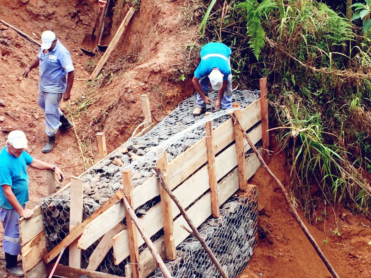 Com as chuvas, parte do acostamento da pista caiu e equipes da prefeitura investem na contenção do trecho (Divulgação)