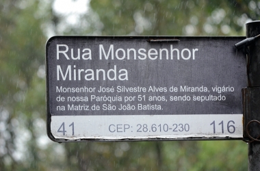 A placa da rua falando do Monsenhor Miranda mais recente (Fotos: Henrique Pinheiro)