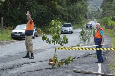 Funcionários da Defesa Civil municipal isolam parte da estrada onde surgiu a rachadura (Fotos: Henrique Pinheiro)