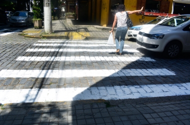 Pedestre atravessa na faixa recém-pintada da Rua Dante Laginestra com a Eugênio Muller (Fotos: Henrique Pinheiro)