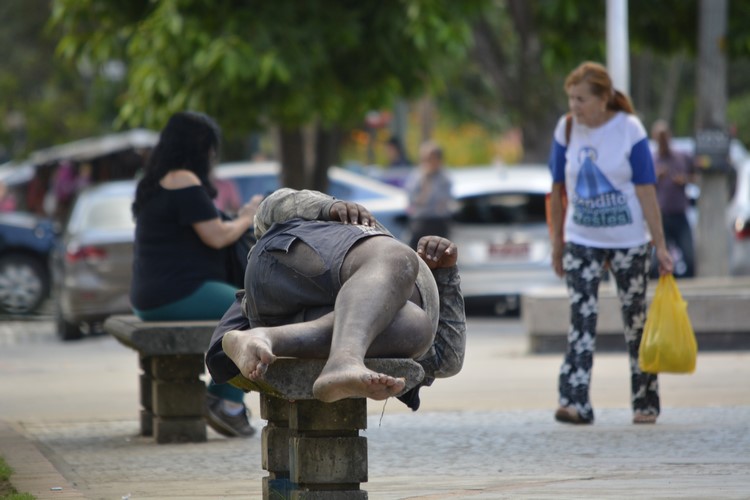 População de rua, um dos problemas da Praça Dermeval Barbosa (Fotos: Henrique Pinheiro)