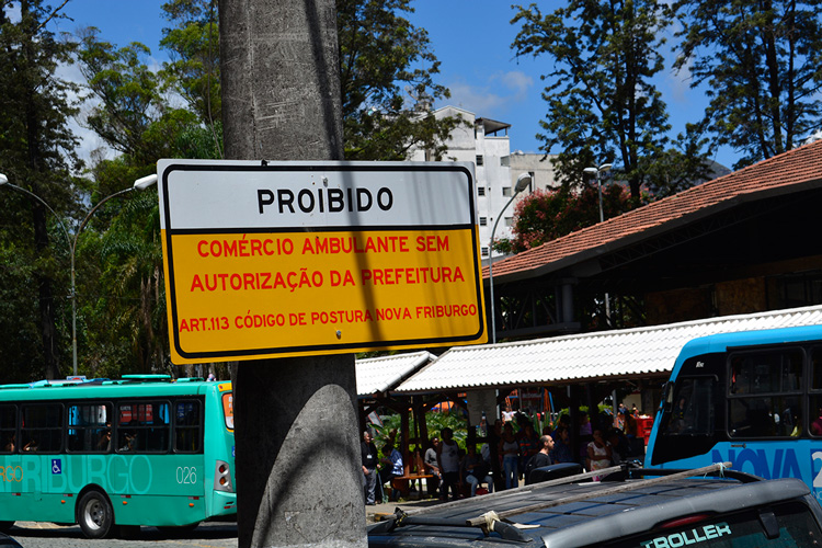 Uma das primeiras providências foi a afixação de placas com alertas sobre a atuação de ambulantes não cadastrados (Foto: Henrique Pinheiro)