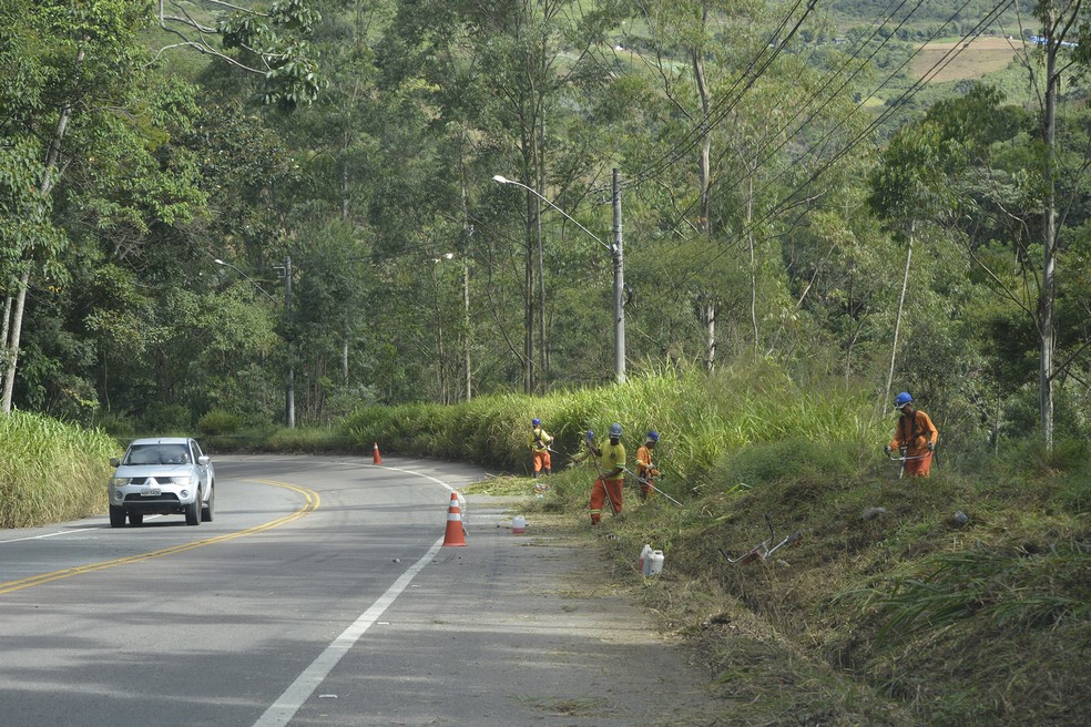 A capina às margens da RJ-130 (Divulgação)