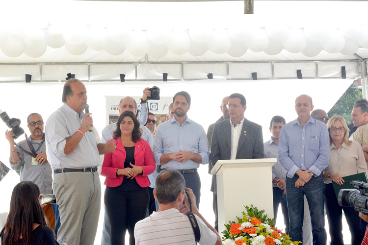 A cerimônia de inauguração, com Pezão e o ministro das Cidades, Alexandre Balby, o terceiro (Foto: Henrique Pinheiro)