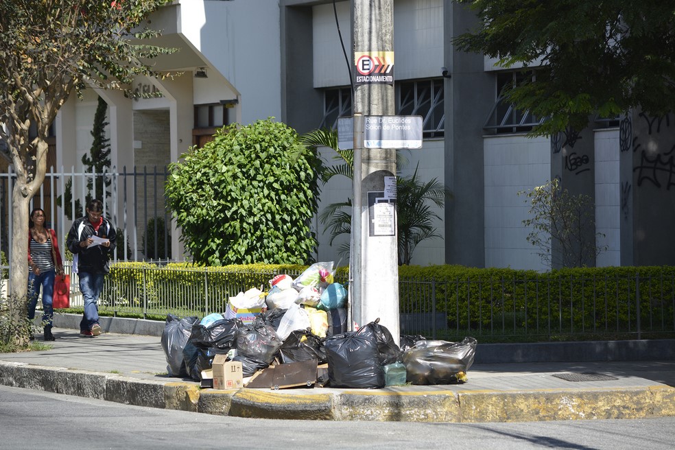 Lixo se acumula numa esquina na Avenida Galdino do Valle (Fotos: Henrique Pinheiro)