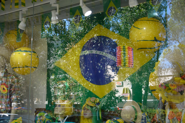 Artigos e decoração alusivas ao mundial de futebol estão sendo, aos poucos, retirados do comércio (Foto: Leo Arturius) 