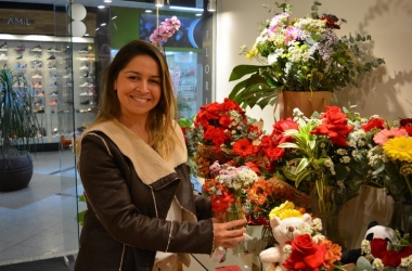Lojas oferecerem arranjos de flores como opção (Fotos: Henrique Pinheiro)