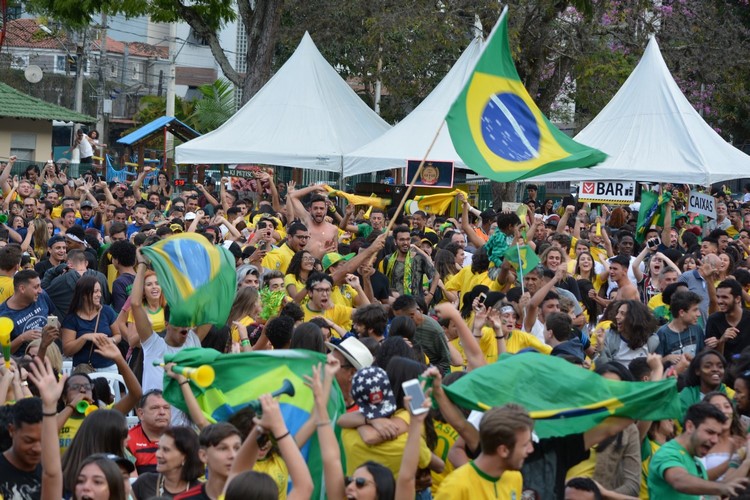 A Praça do Suspiro lotada de torcedores durante o jogo desta sexta (Fotos: Henrique Pinheiro)