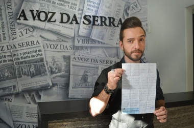 Gustavo Vierini com suas previsões registradas em carta carimbada no cartório, em 8 de junho (Fotos: Henrique Pinheiro)