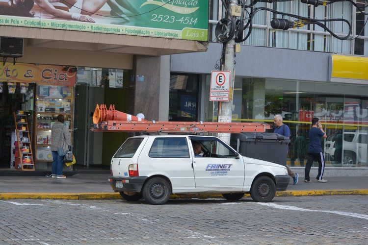 Vaga de curta duração na Praça Dermeval Barbosa Moreira, em área de bancos (Fotos: Henrique Pinheiro)