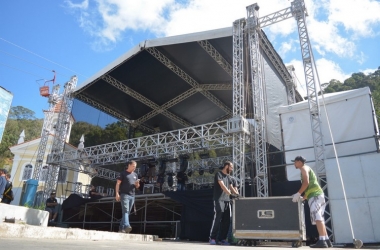 A montagem do palco, nesta quinta-feira (Foto: Henrique Pinheiro)