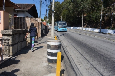 Moradores se protegem como podem para evitar colisões contra suas casas (Fotos: Henrique Pinheiro)