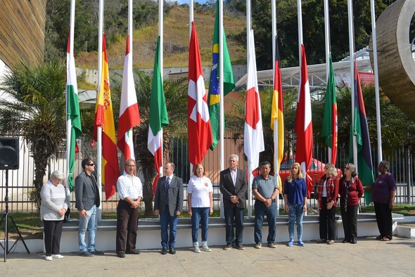Representantes das 10 colônias e o secretário municipal de Cultura, Mario Jorge, posam diante das bandeiras (Fotos: Henrique Pinheiro)