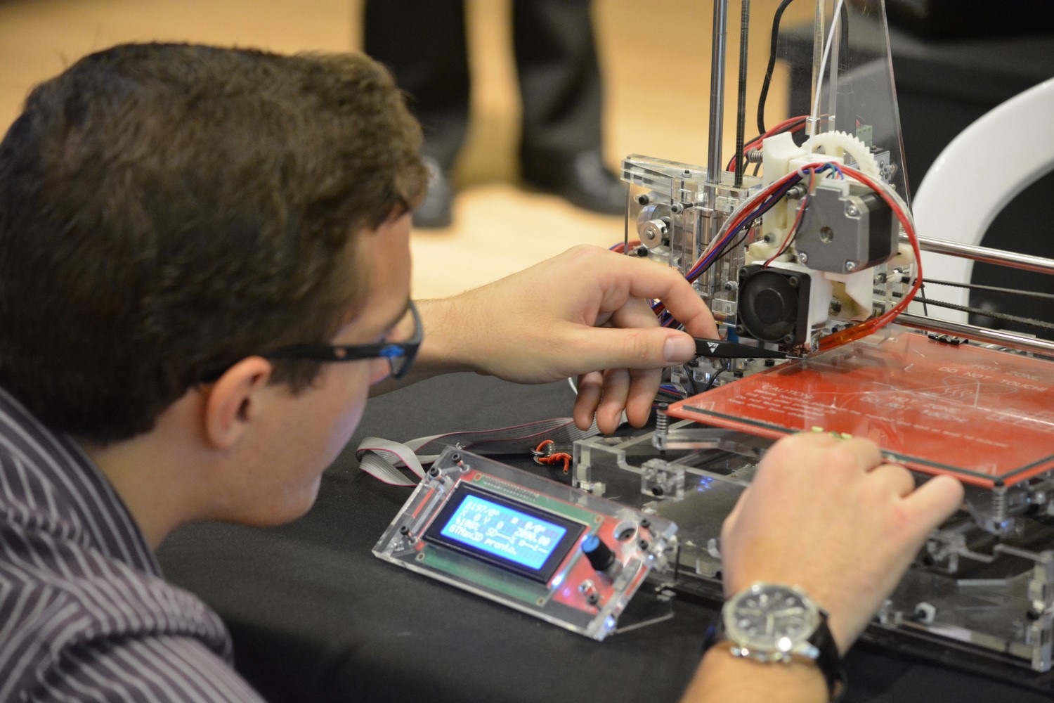 Robôs e impressoras 3D atraem olhares de curiosos no shopping