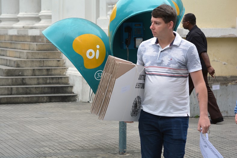 Funcionário do TRE carrega biombos que serão utilizados nas seções eleitorais neste domingo (Fotos: Henrique Pinheiro)