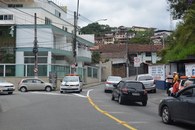 O trânsito passa a só subir na Rua Visconde de Itaboraí (Fotos: Henrique Pinheiro)