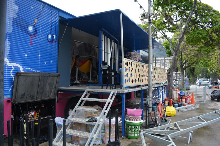 O caminhão da Caravana da Ciência estacionado na Praça Dermeval Barbosa (Fotos: Henrique Pinheiro)