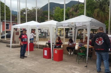 A tenda montada na Praça Dermeval Barbosa Moreira arrecada alimentos para a Clínica Santa Lúcia  (Fotos: Paula Valviesse)