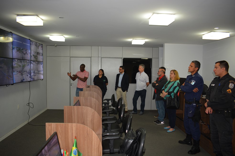 Membros do Conseg e da Acianf foram conhecer a central do programa de monitoramento (Fotos: Henrique Pinheiro)