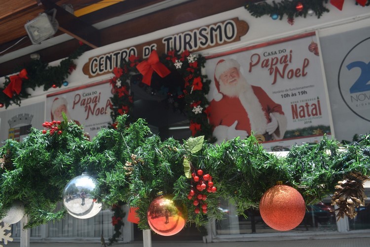 Natal em pleno janeiro: a decoração no Centro de Turismo (Fotos: Henrique Pinheiro)