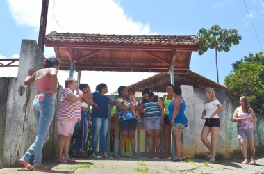Moradoras pedem que a prefeitura utilize o espaço desativado para montar uma creche (Fotos: Henrique Pinheiro)