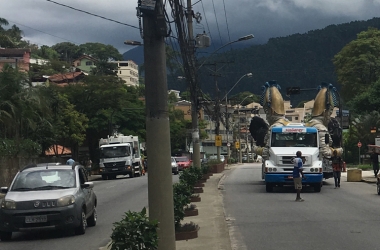 Dos barracões para a avenida do samba: carros alegóricos das escolas que desfilam neste sábado já estão sendo deslocados