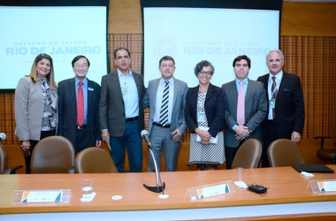 A mesa de apresentação do evento reuniu o presidente do Conleste, o prefeito de Itaboraí, Sadinoel Souza (ao centro) e convidados (Foto: Divulgação) 