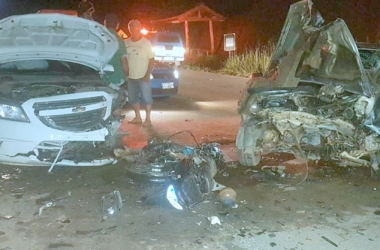 O impacto da batida foi tão forte que o carro que fez a ultrapassagem (a direita na foto) ficou destruído (Foto: Leitor Via WhatsApp)