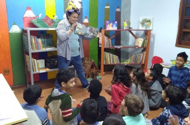 A professora Selma Machado em atividade na sala de leitura  (Fotos: Acervo pessoal)