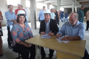 Entre a secretária Tânia Trilha e Aurélio Mury, Bravo assina o contrato (Fotos: Paula Valviesse)