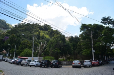 O terreno de esquina que a prefeitura planeja integrar à Praça do Suspiro (Fotos: Henrique Pinheiro)